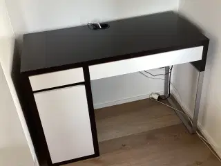 Micke skrivebord fra Ikea