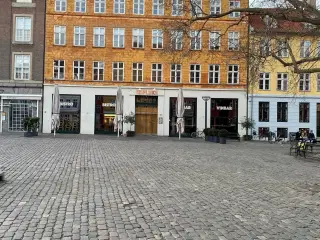 145 m2 midt på Gråbrødretorv. med udsigt over torvet og Rundetårn