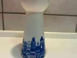 Løg vase i hvid glas med blå deco.