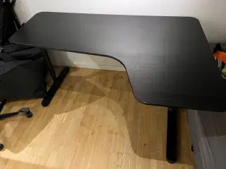 Brugt hjørneskrivebord, perfekt som gamerbord