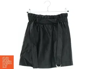 Sort nederdel i læderlook fra River island (str. 140)
