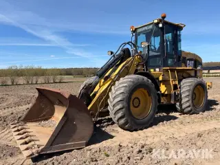 Gummiged Caterpillar 930G med skovl