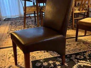 Spisestuestole i brunt læderlook