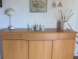 Skovby skænk med 3 skabe og 3 skuffer.
