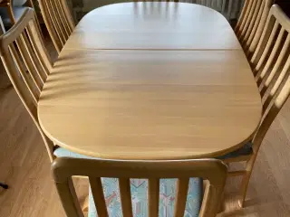 Spisebord med 6 stole 2 ektra plader.