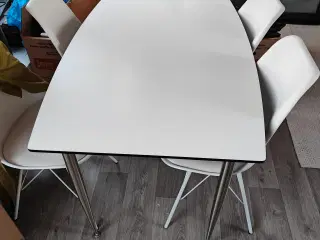 Spisebord + 4 stole
