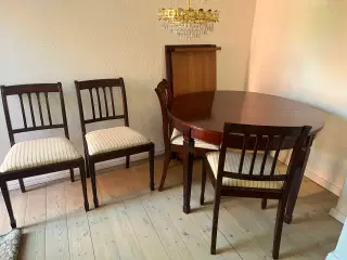 Mahognibord med 4 stole 