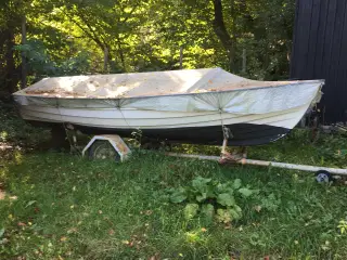 glasfiber Jolle 15", med 5 hk mariner motor.