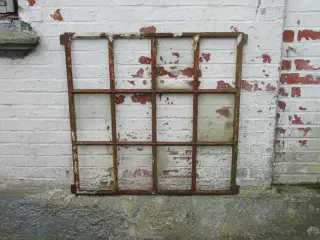   staldvindue KØBES  som på billedet  mrk. 560   