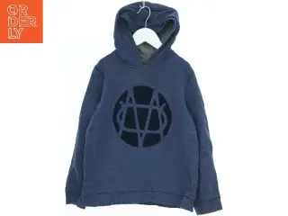 Blå hættetrøje med logo fra Massimo Dutti (str. 158)