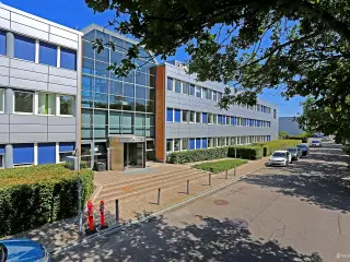 Velbeliggende kontor og showroom/værksted i stor ejendom