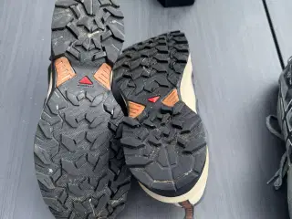 Asics og Salomon vandresko. 