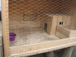 Kaninbur: H. 70, b. 120, d. 75cm 