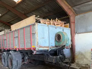 Stort læs træ til fyring