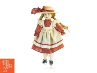 Porcelænsdukke med tøj og hatteaccessoires (str. 44 x 11 cm)