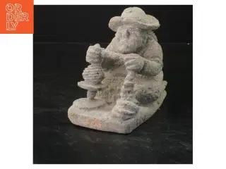 Lille skulptur af figur med hat (str. 13x16x9 cm)