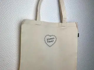 Økologiske tasker med minimalistisk broderi :) 