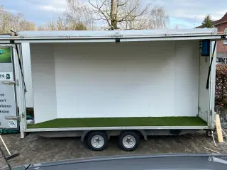 Trailer med sideklap, solpaneler og 230v