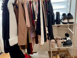 Tøj og sko sælges billigt.  Det meste fremstår som