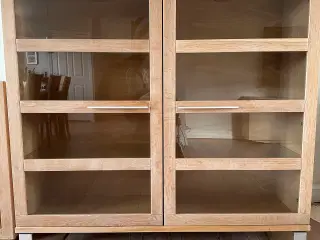 Vitrineskab i hvidolieret eg