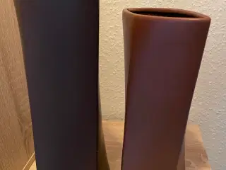 2 vaser i 2 brune farver.