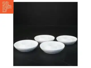 Sæt af fire hvide porcelæn æggebægre fra Søstrene Grene (str. Ø 10 cm)