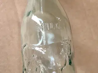 Mælkeflaske med patentlåg
