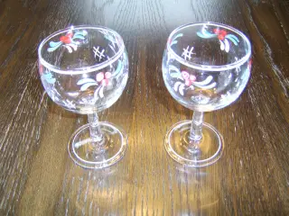 2 vinglas med malede blomster