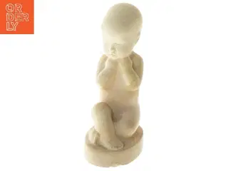 Skulptur af knælende barn (str. 17 cm)
