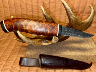 Håndlavet Jagtkniv med håndsmedet damask klinge.