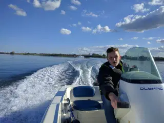 Solid og stabil båd med bådtrailer