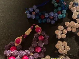 Smukke nye knyttede blomsterarmbånd