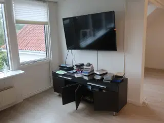 TV SHARP med TV bænk m.m.