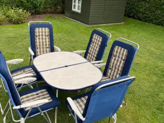 6 camping  stole med hynder og 1 bord 
