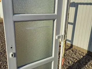 Hvid plast dør
