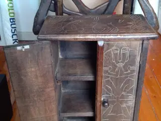 6 Træmænd der bærer skab og cd holder