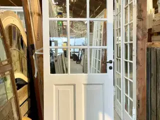 Smal , udvendig enkeltdør m. gammelt glas