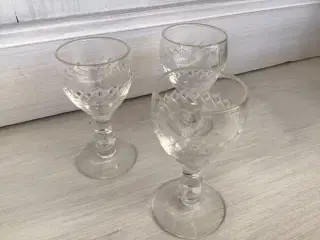Snapsglas med krydsslibning