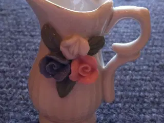 LILLE kande med roser i porcelæn 