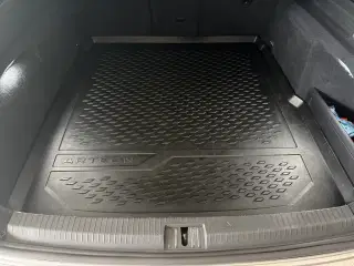 VW Arteon bagagerums bakke