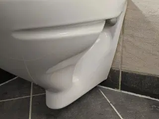 Ifö Væghængt toilet med indbygning
