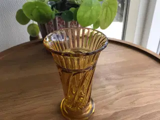 Ravgul vase, Skjold fra Holmegaard