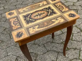 Smukt lille sybord med intarsia