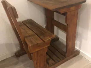 Antik bord som er intakt 