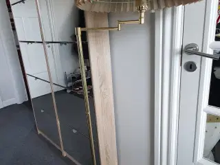Gulvlampe med skærm