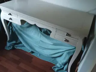 Sminkebord eller andet 