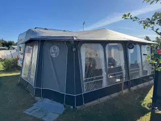 Campingvogn med nyt fortelt