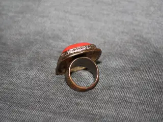 Ring diam 18 cm ved ikke noget om metal og sten