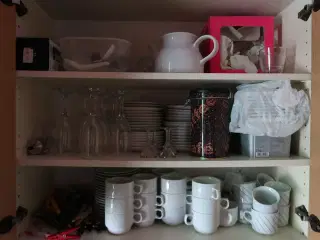 Tøm køkken for indhold + køleskab