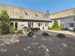 Fantastisk feriebolig med mulighed for masser af aktivitet med familie og venner. T�t ved skov og strand med indend�rs spa og gymnastiksal.